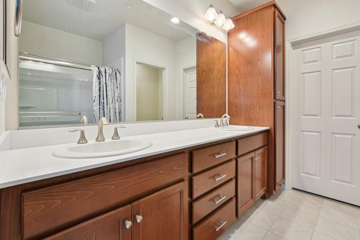 Detail Gallery Image 10 of 19 For 7905 Springarden Way, Sacramento,  CA 95828 - 3 Beds | 2 Baths