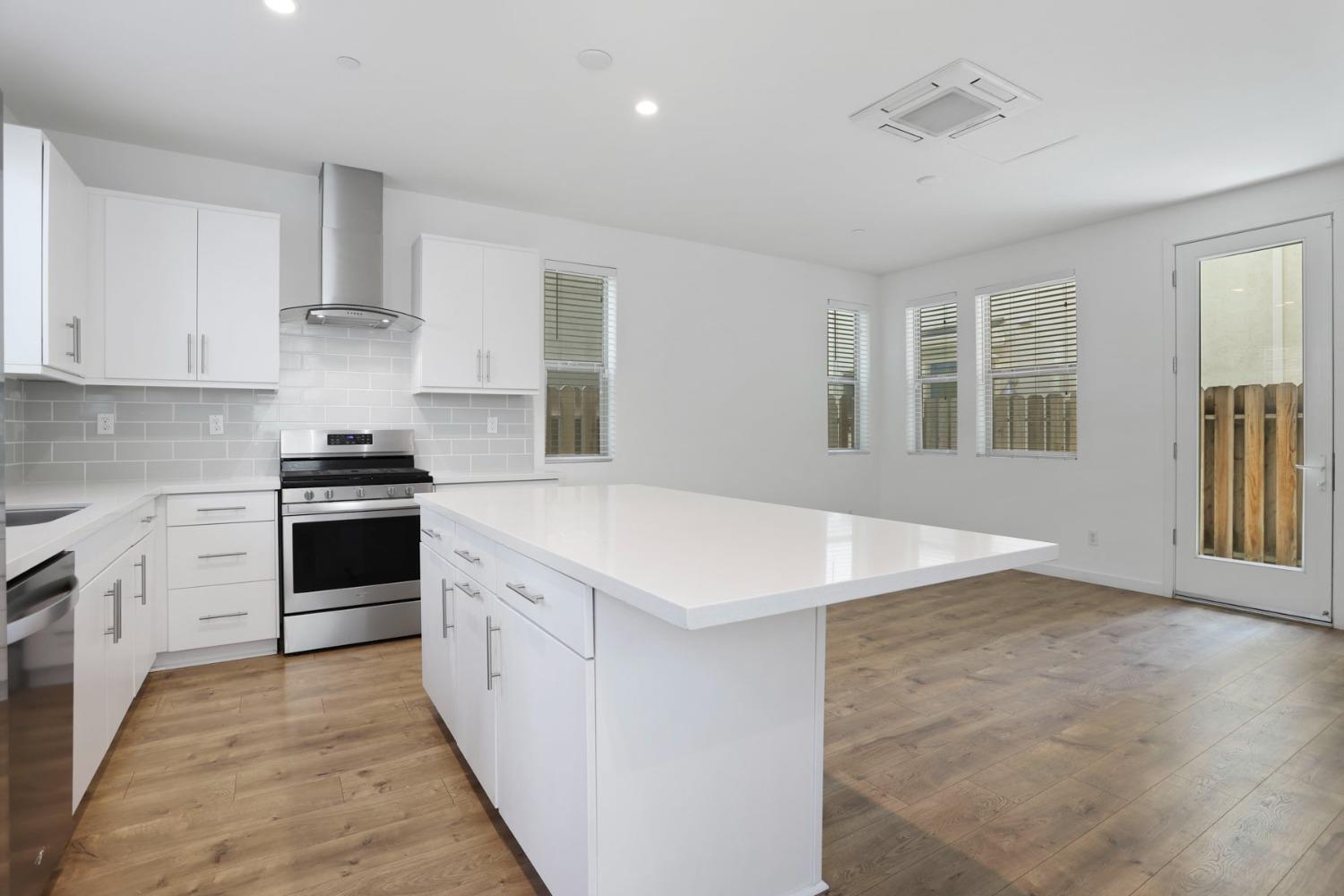 Photo #16: 225053792 Listing: Photo #16