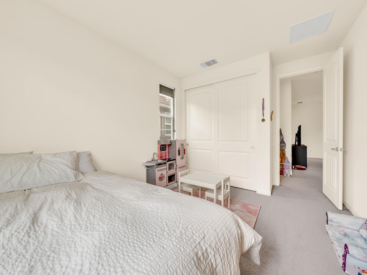 Hovnanian Drive, Sacramento, California image 32