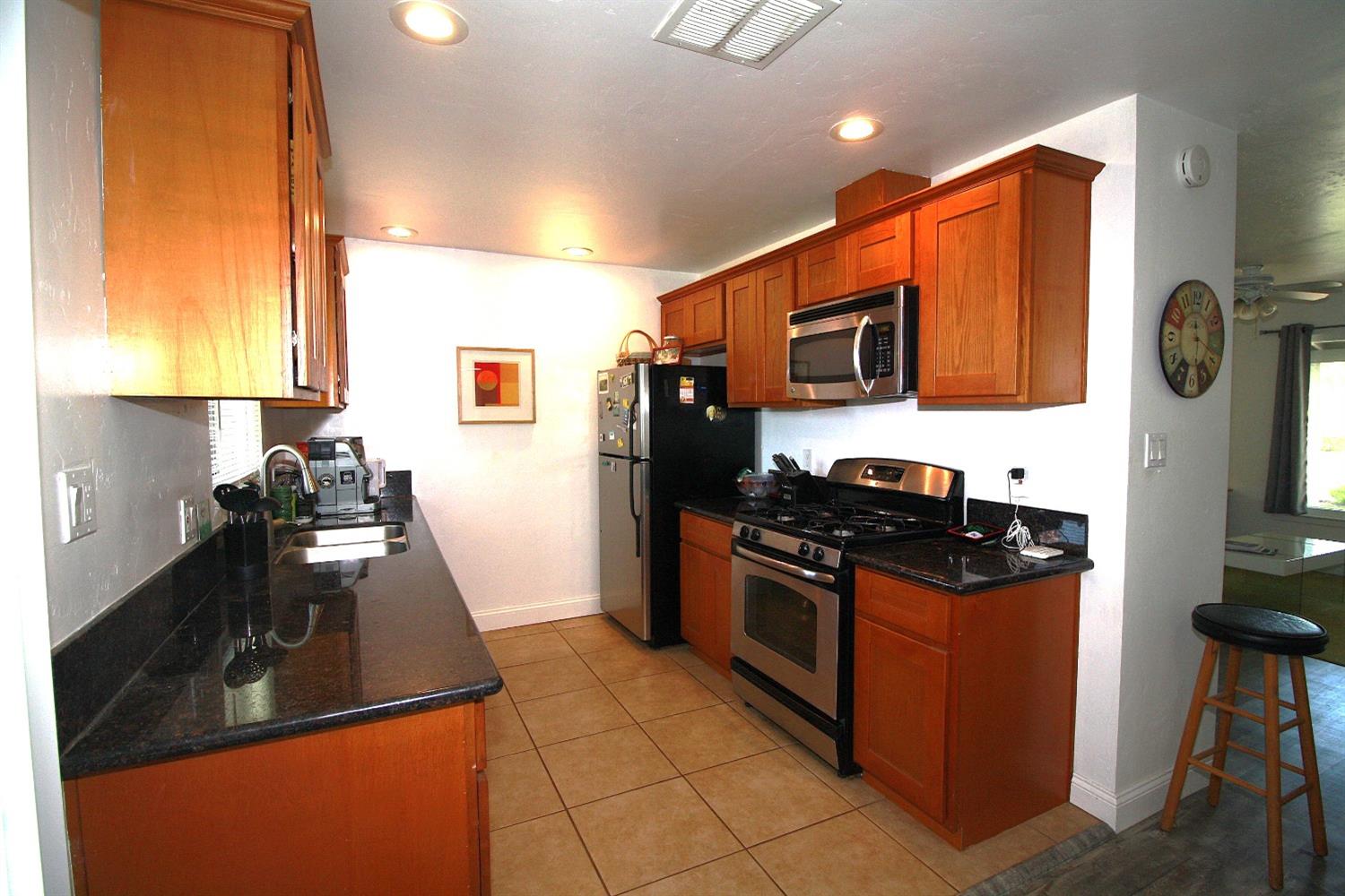 Detail Gallery Image 17 of 54 For 2221 Middleberry Rd, Sacramento,  CA 95815 - 3 Beds | 2 Baths