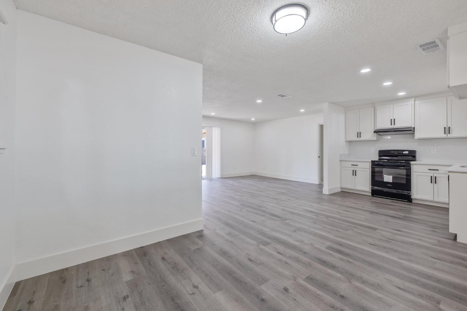 W Woods Avenue, Tipton, California image 6