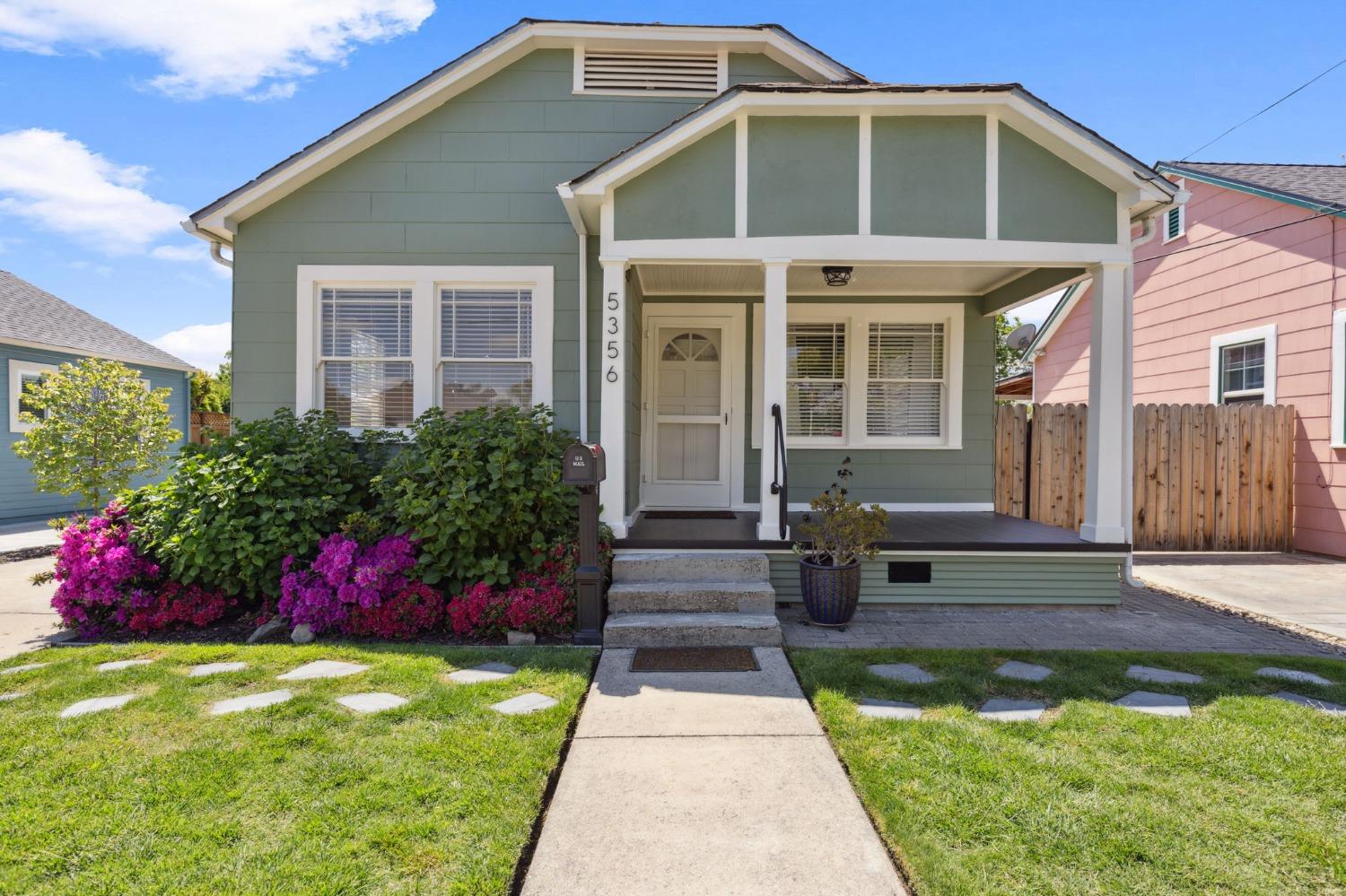 Detail Gallery Image 1 of 29 For 5356 8th Ave, Sacramento,  CA 95820 - 2 Beds | 1 Baths