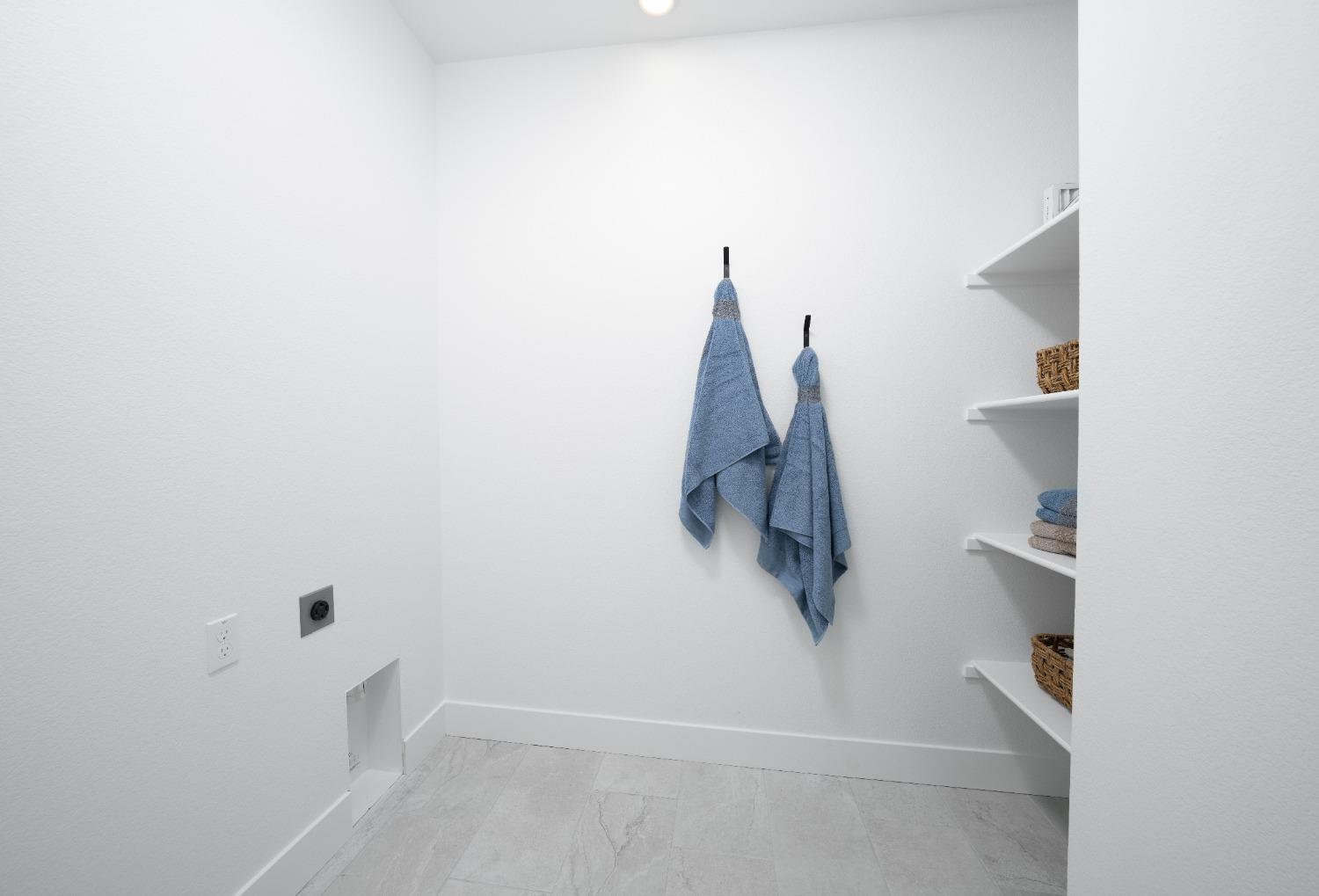 Detail Gallery Image 7 of 17 For 4032 Happy Camper Way, Roseville,  CA 95747 - 4 Beds | 3/1 Baths