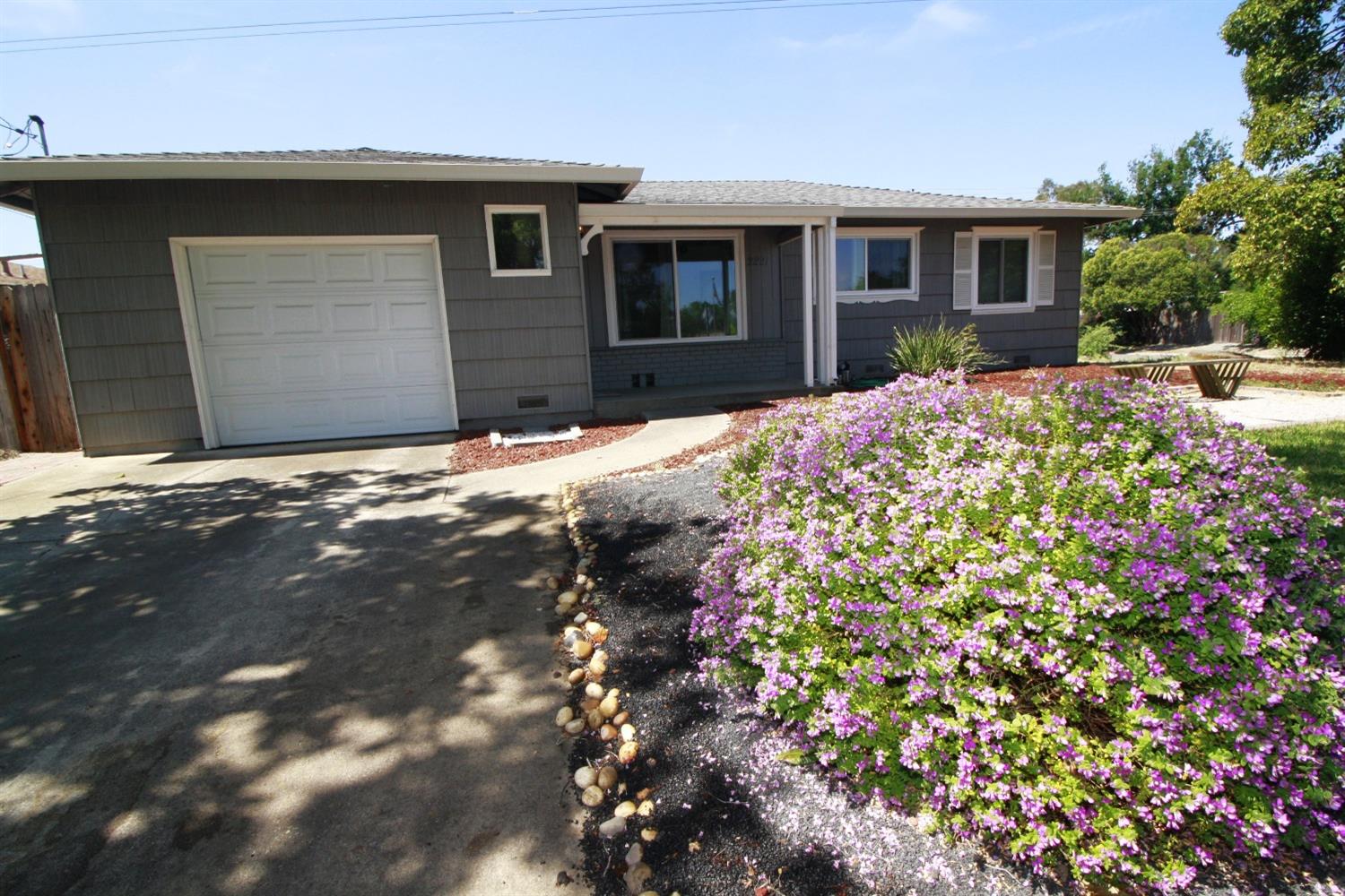 Detail Gallery Image 3 of 54 For 2221 Middleberry Rd, Sacramento,  CA 95815 - 3 Beds | 2 Baths