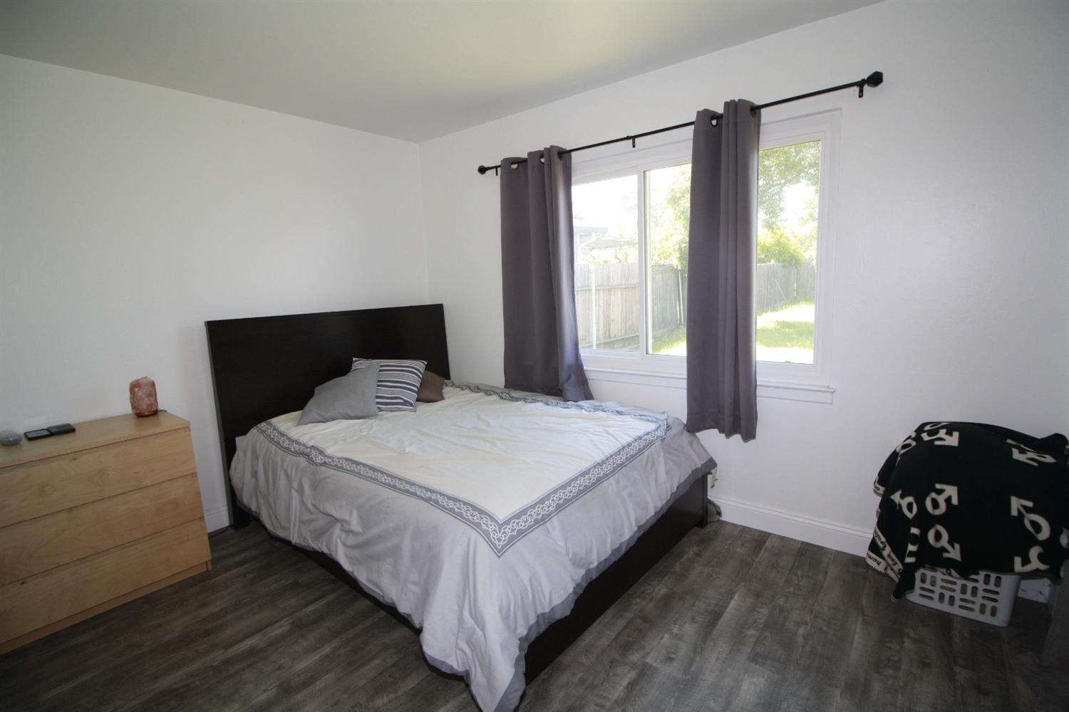 Detail Gallery Image 21 of 54 For 2221 Middleberry Rd, Sacramento,  CA 95815 - 3 Beds | 2 Baths