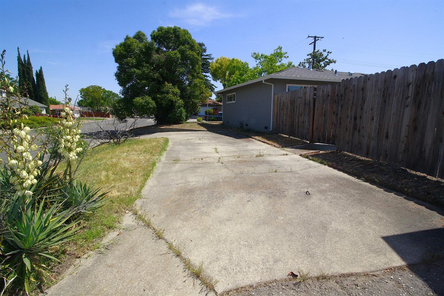 Detail Gallery Image 44 of 54 For 2221 Middleberry Rd, Sacramento,  CA 95815 - 3 Beds | 2 Baths