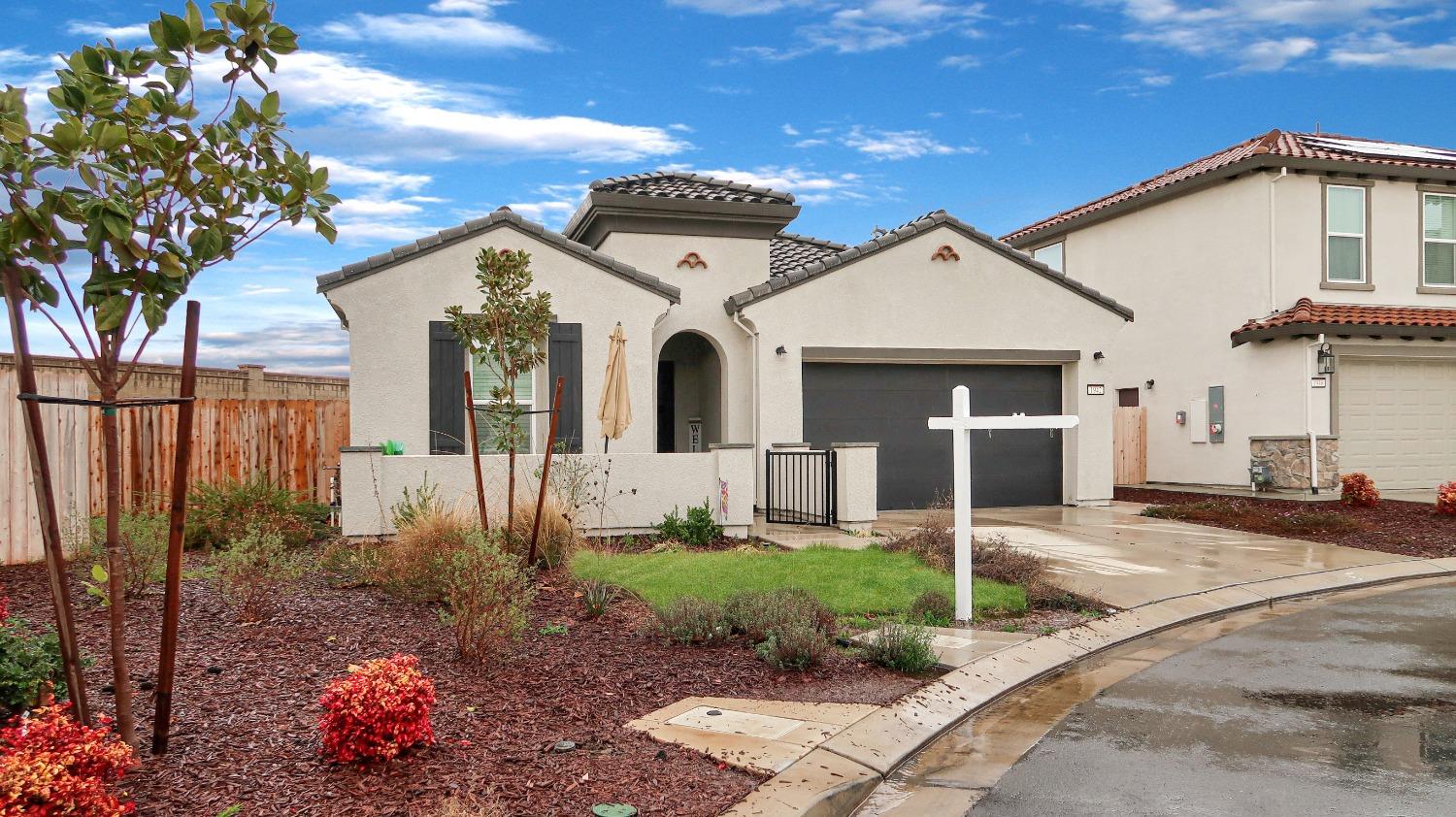 Detail Gallery Image 2 of 33 For 1942 Carmel Ranch Cir, Oakdale,  CA 95361 - 4 Beds | 3 Baths