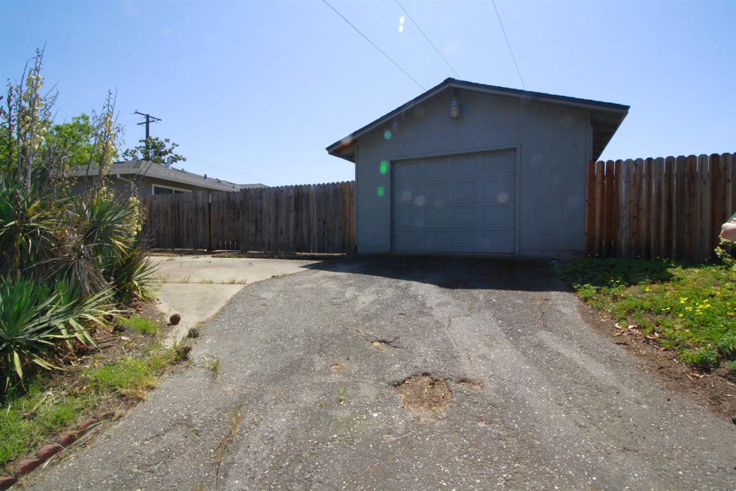 Detail Gallery Image 45 of 54 For 2221 Middleberry Rd, Sacramento,  CA 95815 - 3 Beds | 2 Baths