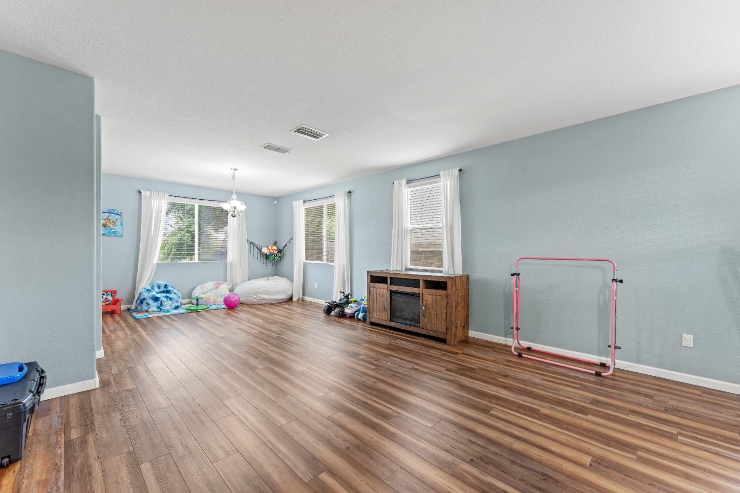 Detail Gallery Image 7 of 64 For 1968 Maverick Dr, Plumas Lake,  CA 95961 - 4 Beds | 3 Baths