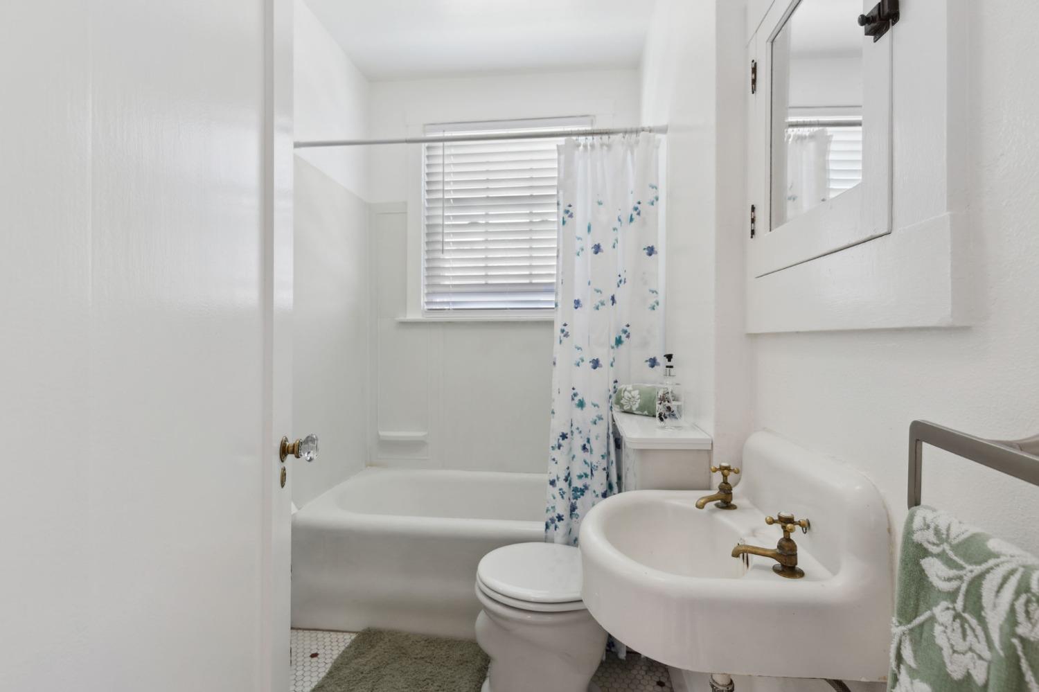 Detail Gallery Image 18 of 29 For 5356 8th Ave, Sacramento,  CA 95820 - 2 Beds | 1 Baths