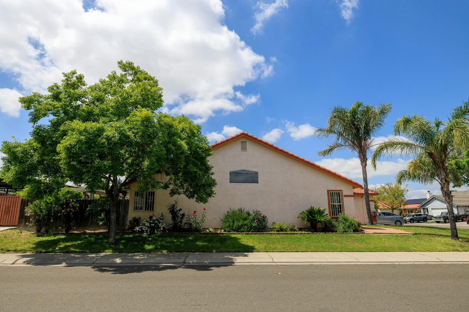 Detail Gallery Image 5 of 44 For 3070 Togninali Ln, Stockton,  CA 95206 - 3 Beds | 2 Baths