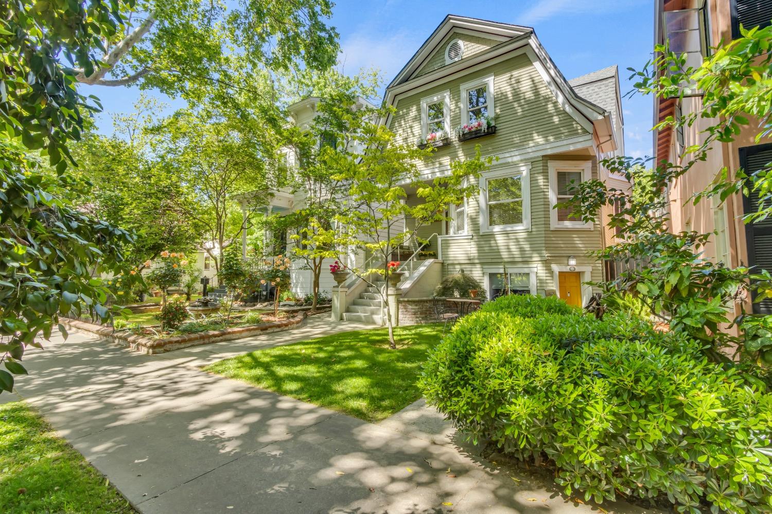 Detail Gallery Image 1 of 91 For 2321 H St, Sacramento,  CA 95816 - 4 Beds | 2 Baths