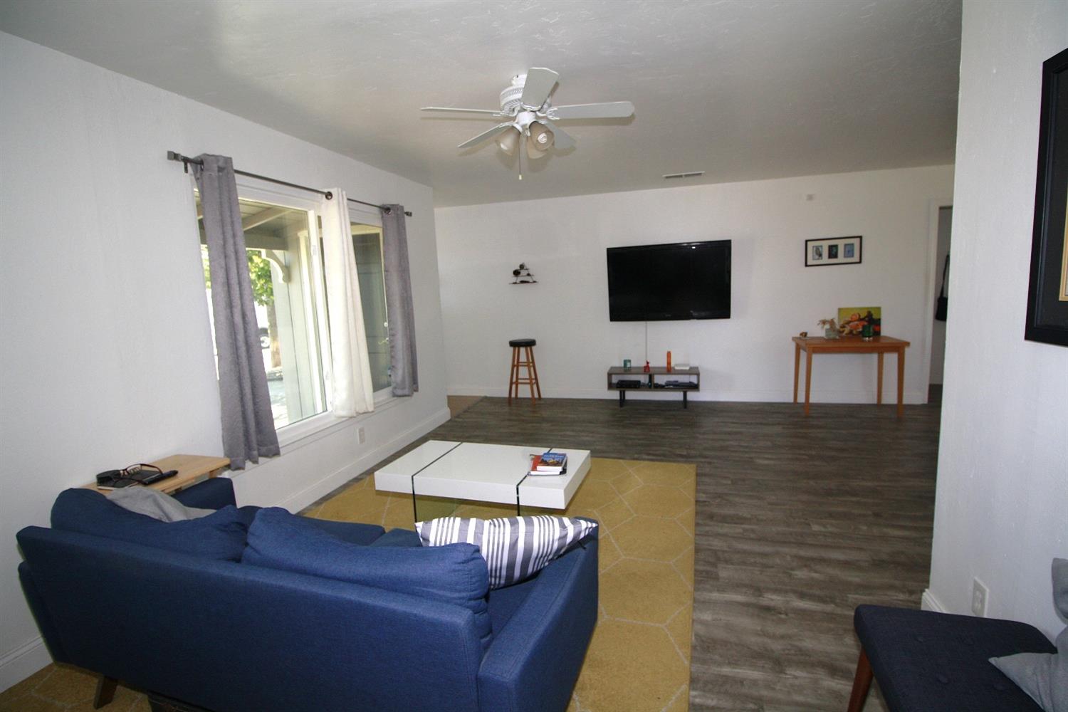 Detail Gallery Image 12 of 54 For 2221 Middleberry Rd, Sacramento,  CA 95815 - 3 Beds | 2 Baths