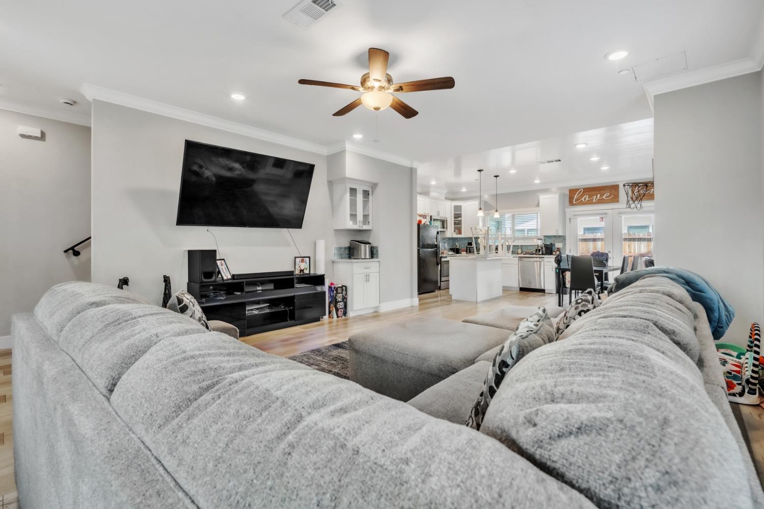Detail Gallery Image 4 of 13 For 3400 44th St #3404,  Sacramento,  CA 95817 - 3 Beds | 3/2 Baths