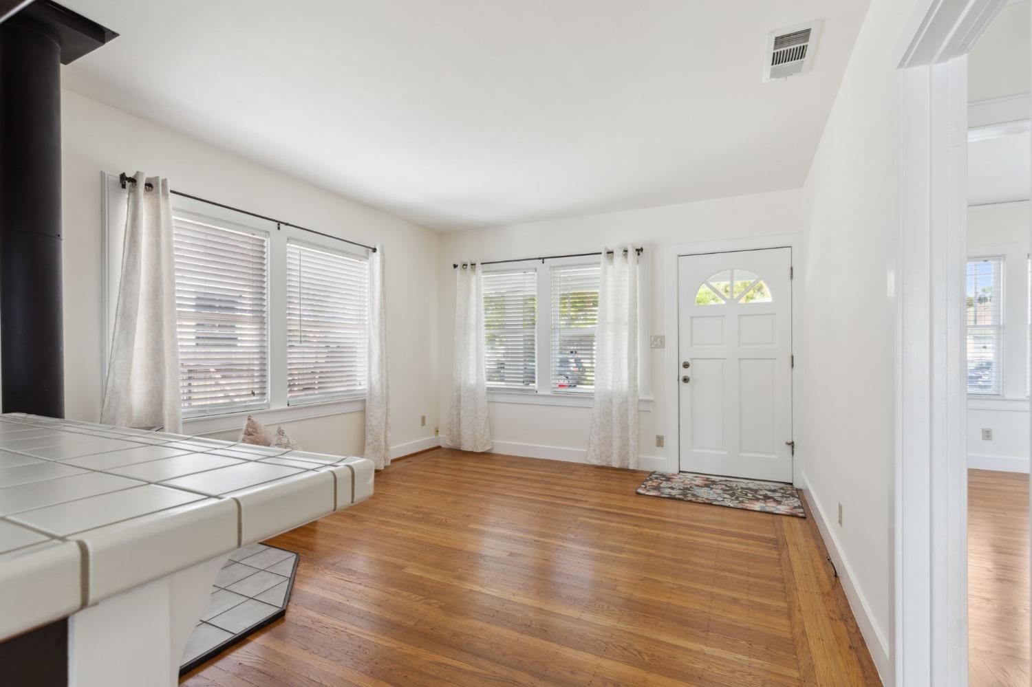 Detail Gallery Image 6 of 29 For 5356 8th Ave, Sacramento,  CA 95820 - 2 Beds | 1 Baths