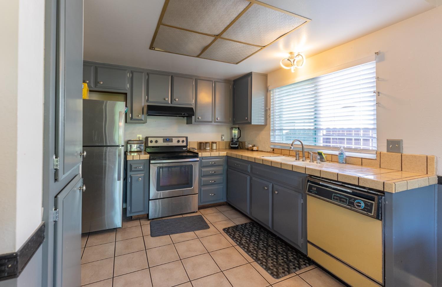 Detail Gallery Image 5 of 33 For 3988 Robinridge Way, Sacramento,  CA 95823 - 3 Beds | 2 Baths