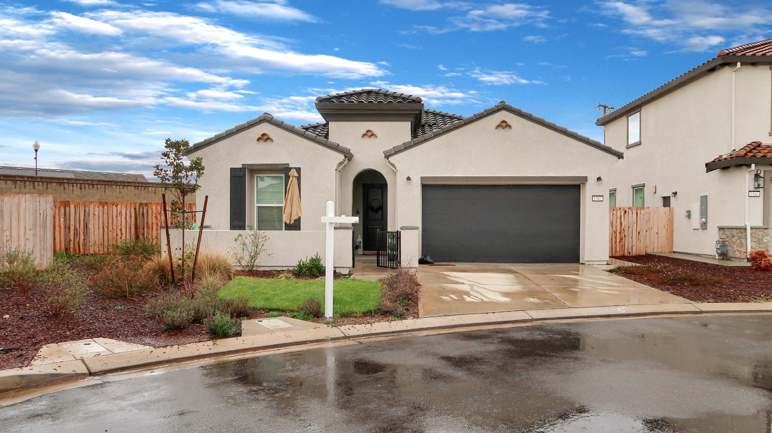 Detail Gallery Image 1 of 33 For 1942 Carmel Ranch Cir, Oakdale,  CA 95361 - 4 Beds | 3 Baths