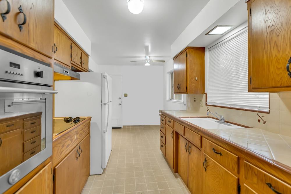 Detail Gallery Image 18 of 36 For 5741 Lonsdale Dr, Sacramento,  CA 95822 - – Beds | – Baths