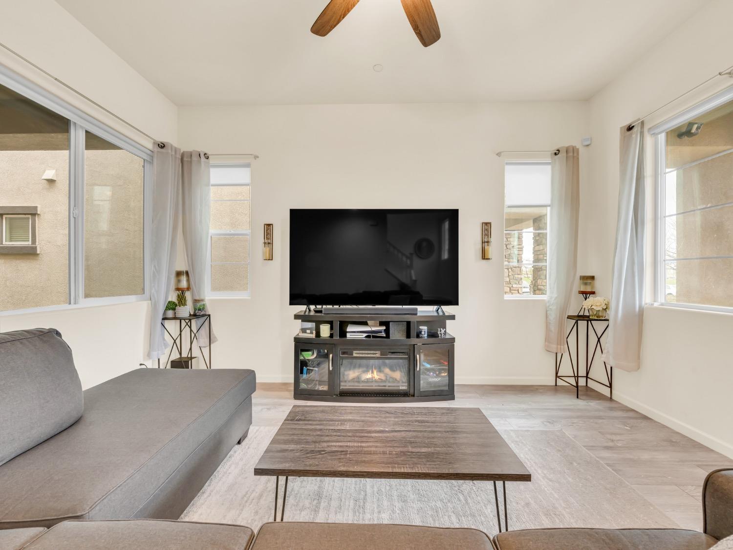 Hovnanian Drive, Sacramento, California image 7