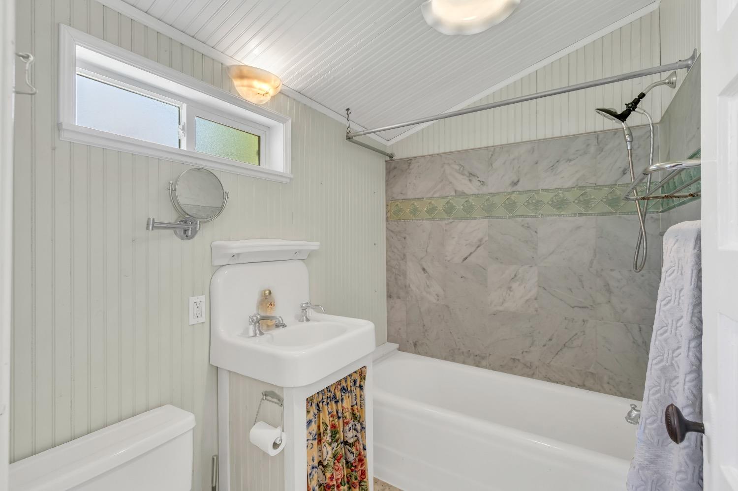 Detail Gallery Image 43 of 91 For 2321 H St, Sacramento,  CA 95816 - 4 Beds | 2 Baths