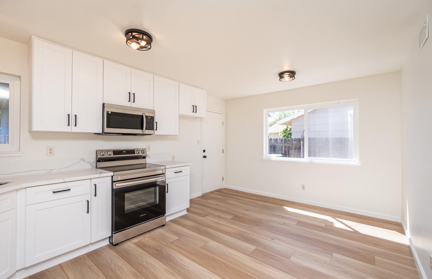 Detail Gallery Image 11 of 28 For 5039 Dingman Cir, Sacramento,  CA 95823 - 4 Beds | 2 Baths