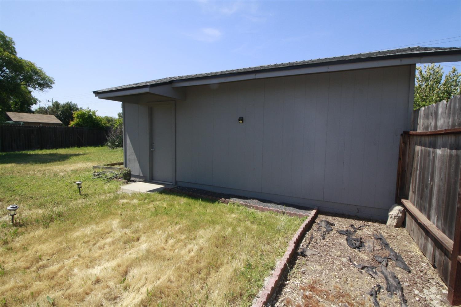 Detail Gallery Image 40 of 54 For 2221 Middleberry Rd, Sacramento,  CA 95815 - 3 Beds | 2 Baths