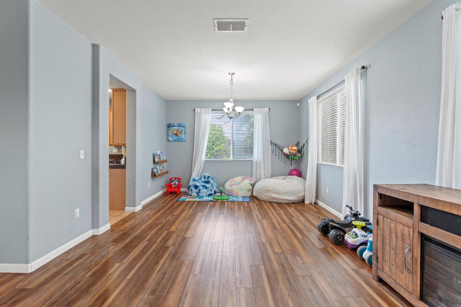 Detail Gallery Image 9 of 64 For 1968 Maverick Dr, Plumas Lake,  CA 95961 - 4 Beds | 3 Baths
