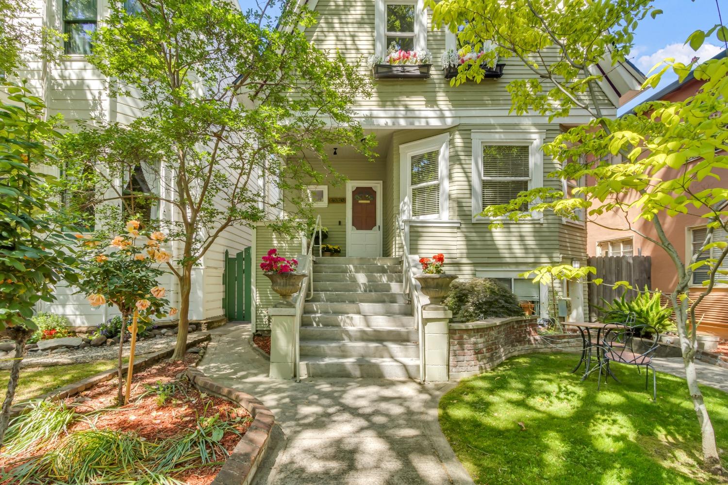 Detail Gallery Image 3 of 91 For 2321 H St, Sacramento,  CA 95816 - 4 Beds | 2 Baths
