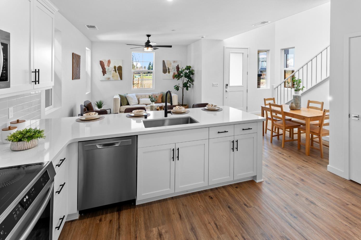 Detail Gallery Image 14 of 39 For 6403 Jacinto Ave, Sacramento,  CA 95823 - 3 Beds | 2/1 Baths