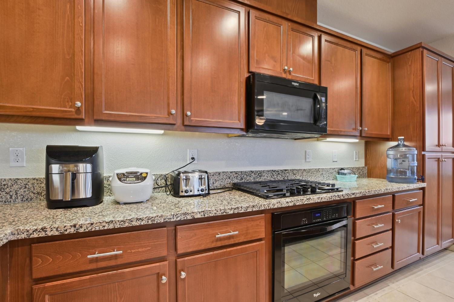 Detail Gallery Image 8 of 19 For 7905 Springarden Way, Sacramento,  CA 95828 - 3 Beds | 2 Baths