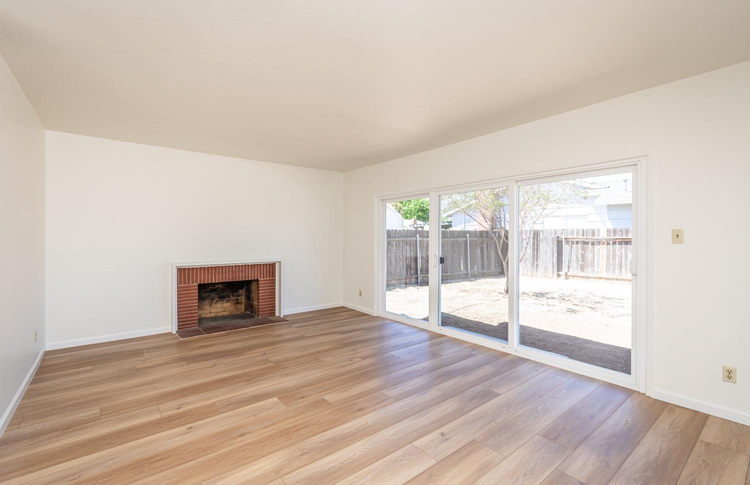 Detail Gallery Image 14 of 28 For 5039 Dingman Cir, Sacramento,  CA 95823 - 4 Beds | 2 Baths