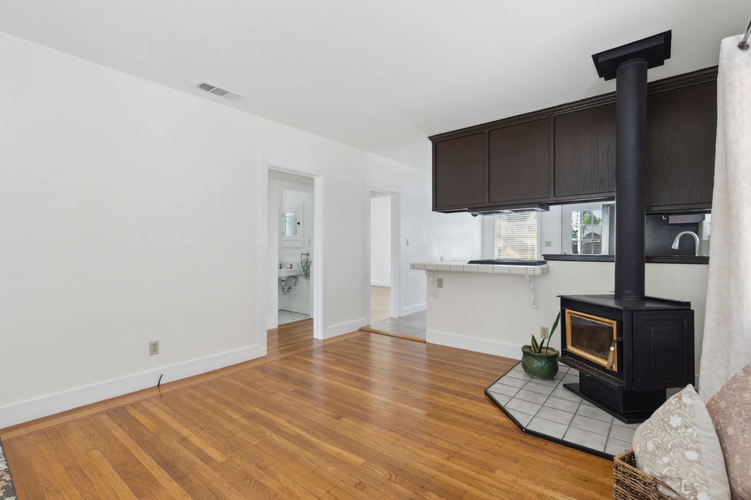 Detail Gallery Image 10 of 29 For 5356 8th Ave, Sacramento,  CA 95820 - 2 Beds | 1 Baths
