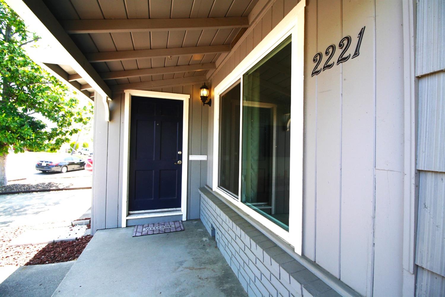Detail Gallery Image 7 of 54 For 2221 Middleberry Rd, Sacramento,  CA 95815 - 3 Beds | 2 Baths