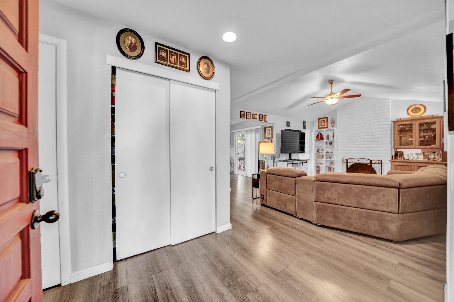 Detail Gallery Image 5 of 26 For 8017 Peppertree Way, Citrus Heights,  CA 95621 - 4 Beds | 2 Baths