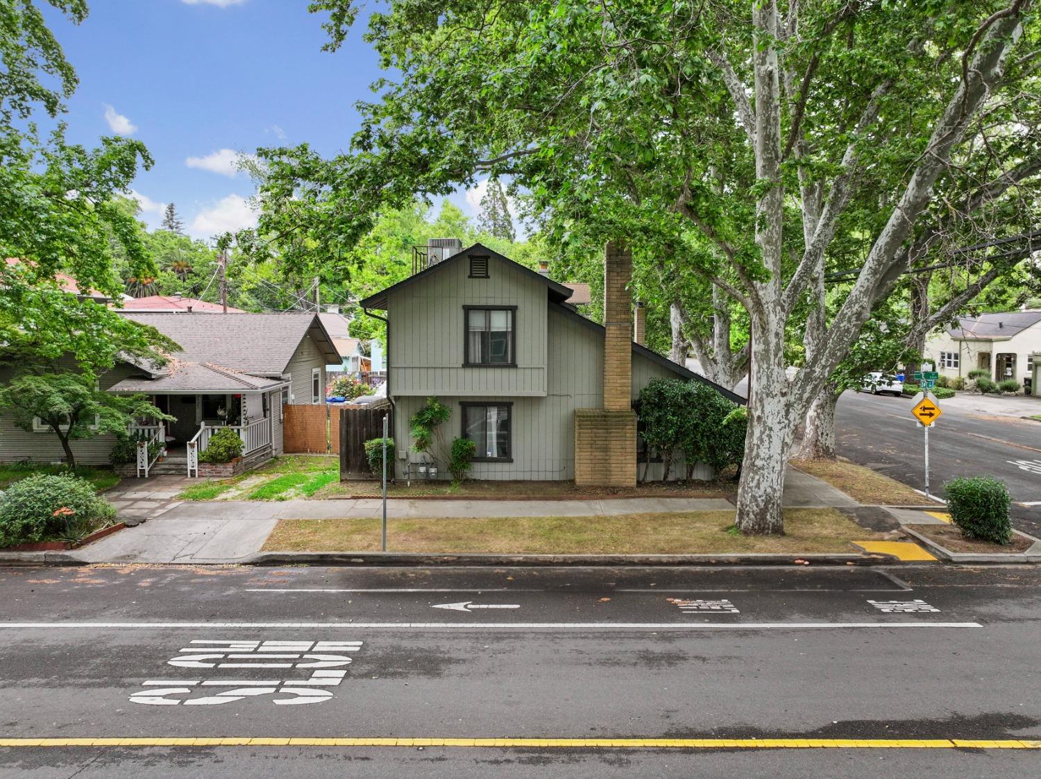 Detail Gallery Image 4 of 8 For 2331 F St, Sacramento,  CA 95816 - – Beds | – Baths