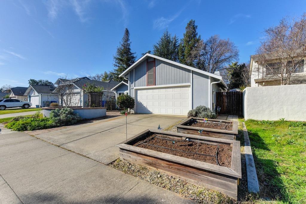 Detail Gallery Image 2 of 22 For 195 River Run Cir, Sacramento,  CA 95833 - 3 Beds | 2 Baths