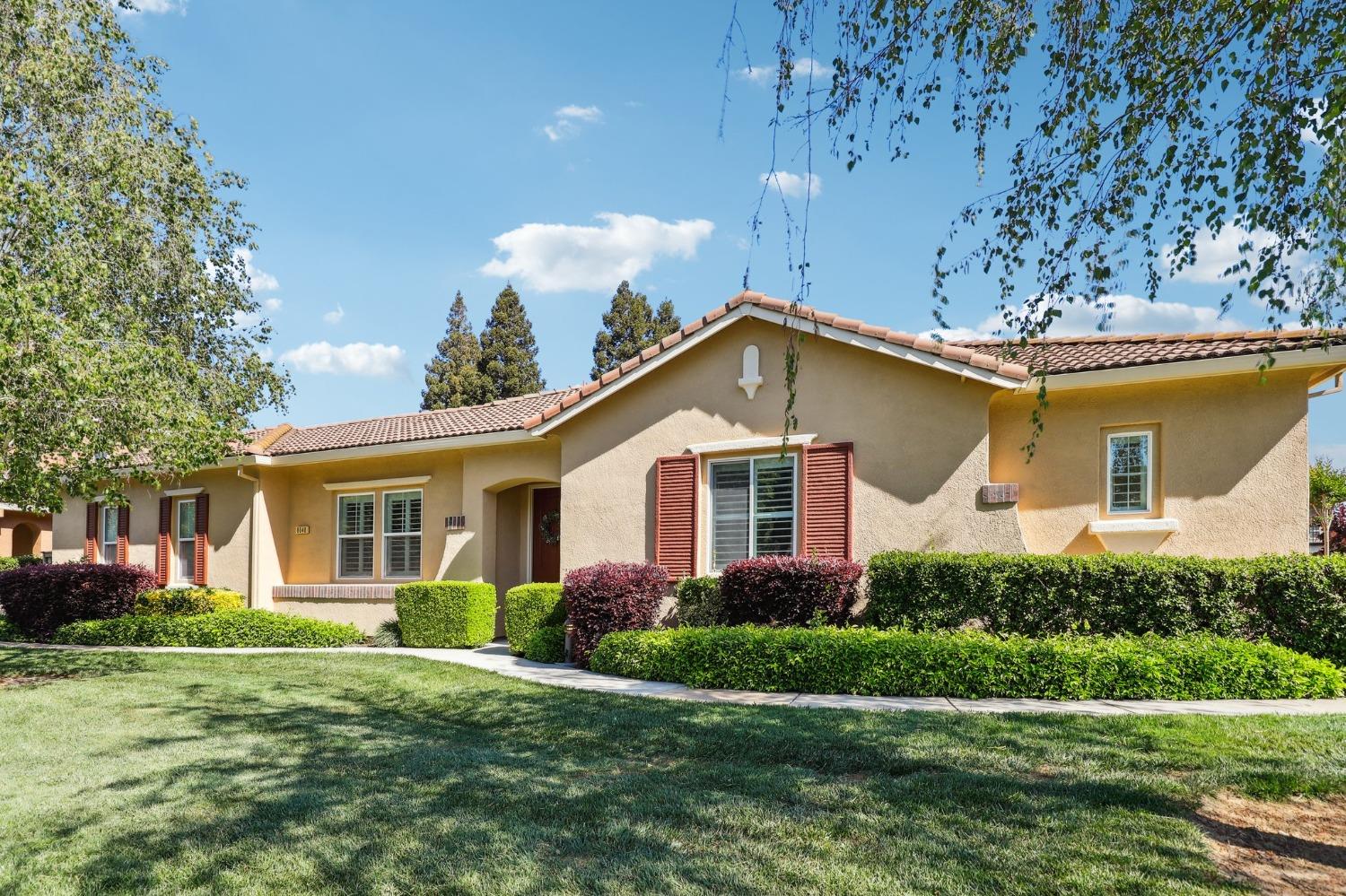 Detail Gallery Image 3 of 41 For 8040 Linda Isle Ln, Sacramento,  CA 95831 - 3 Beds | 2 Baths