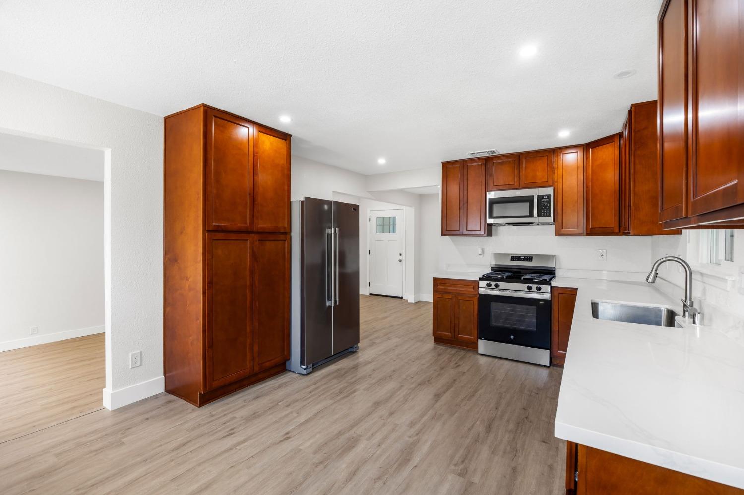 Detail Gallery Image 6 of 41 For 10505 Georgetown Dr, Rancho Cordova,  CA 95670 - 5 Beds | 3 Baths