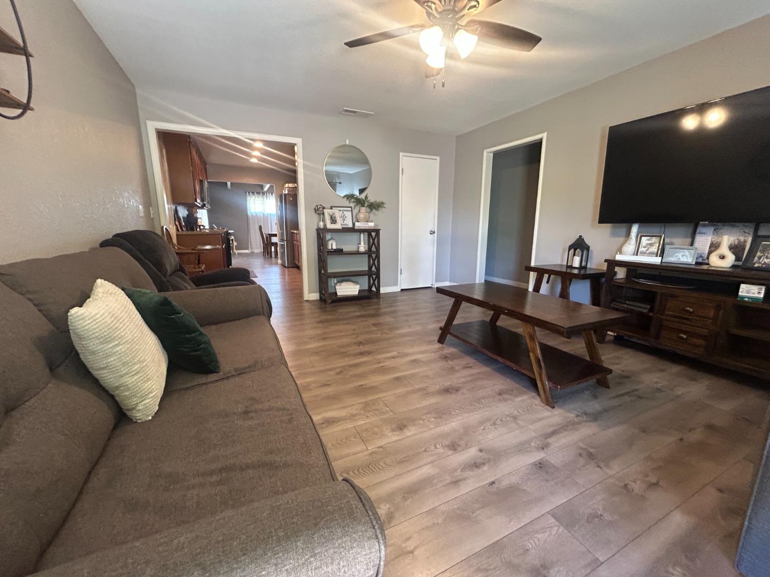 Detail Gallery Image 4 of 17 For 2448 E Washington St, Stockton,  CA 95205 - 3 Beds | 2 Baths