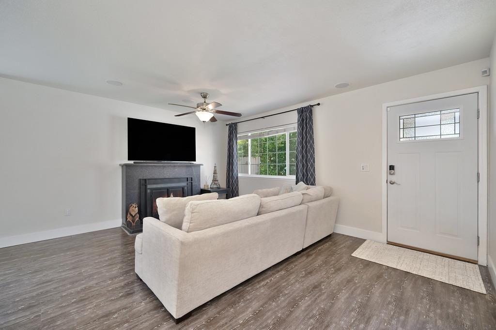 Detail Gallery Image 4 of 41 For 6630 Thunderhead Cir, Orangevale,  CA 95662 - 3 Beds | 2 Baths