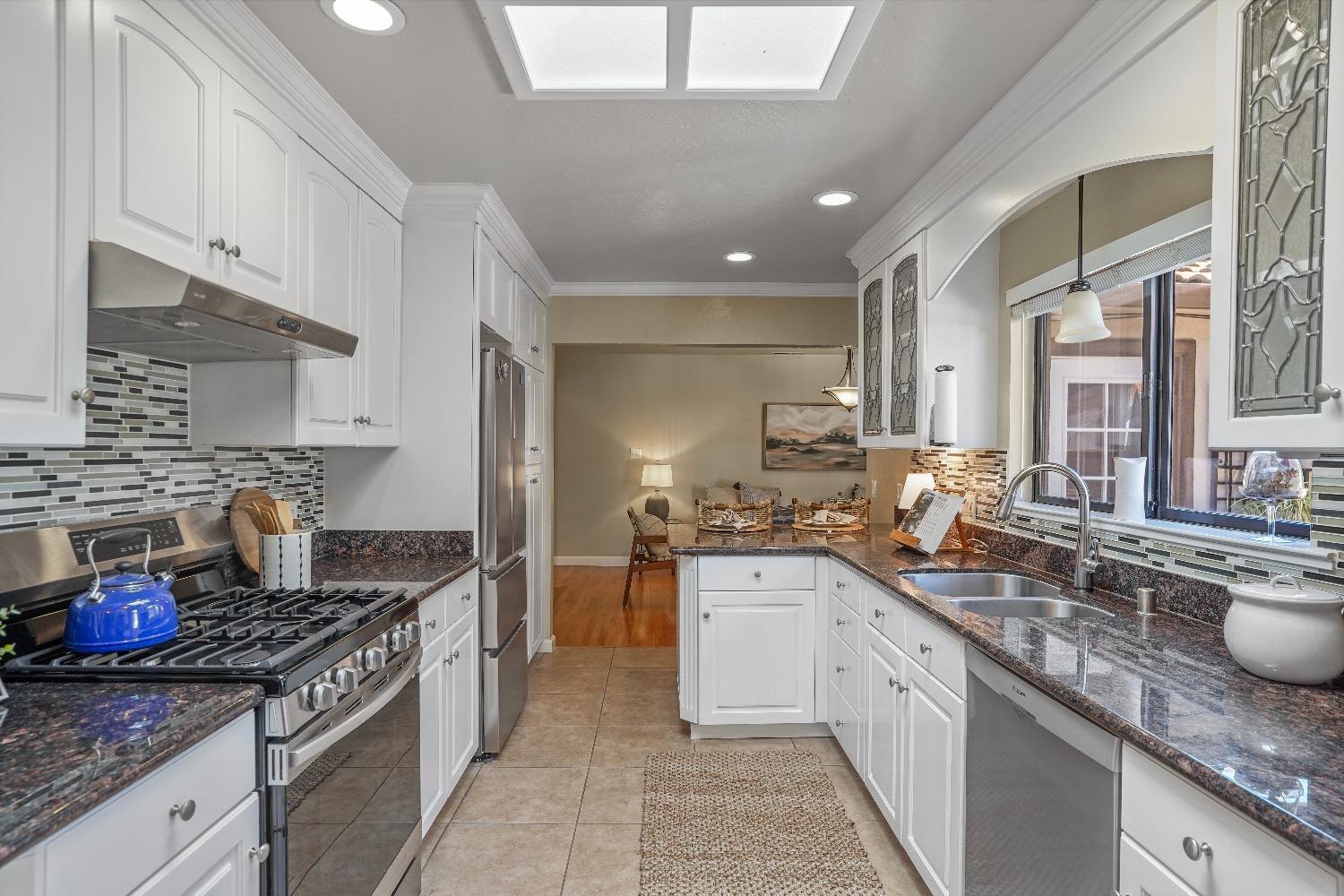 Los Molinos Way, Sacramento, California image 3