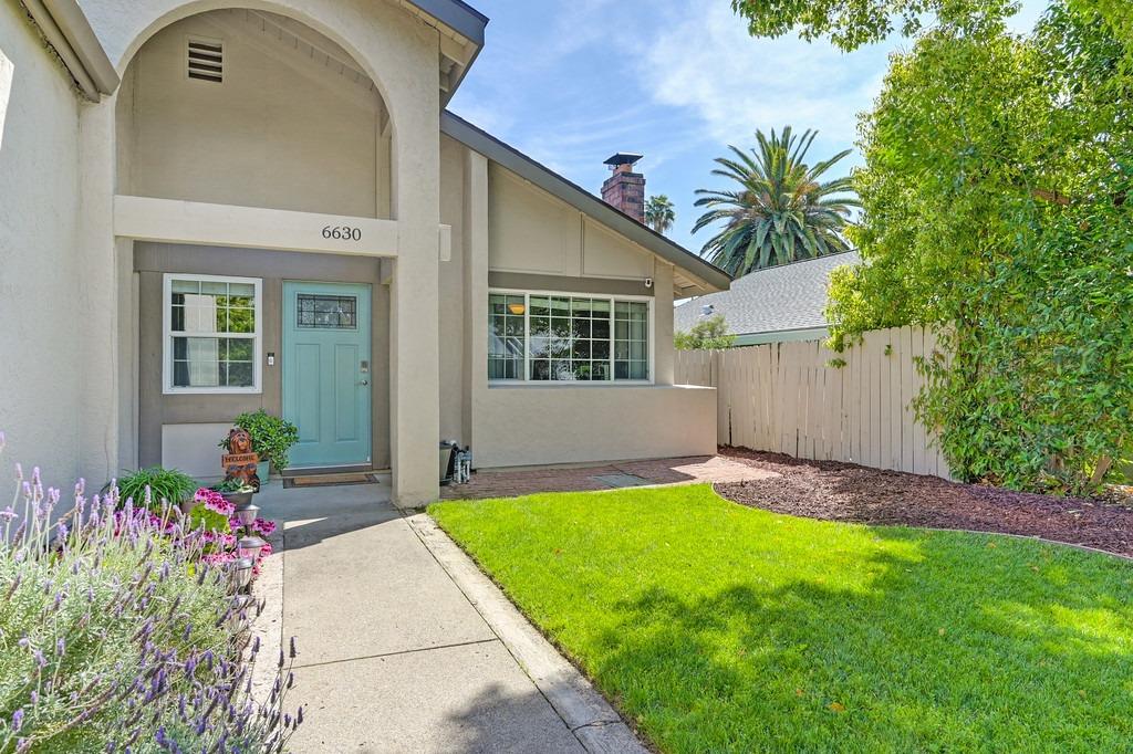 Detail Gallery Image 3 of 41 For 6630 Thunderhead Cir, Orangevale,  CA 95662 - 3 Beds | 2 Baths