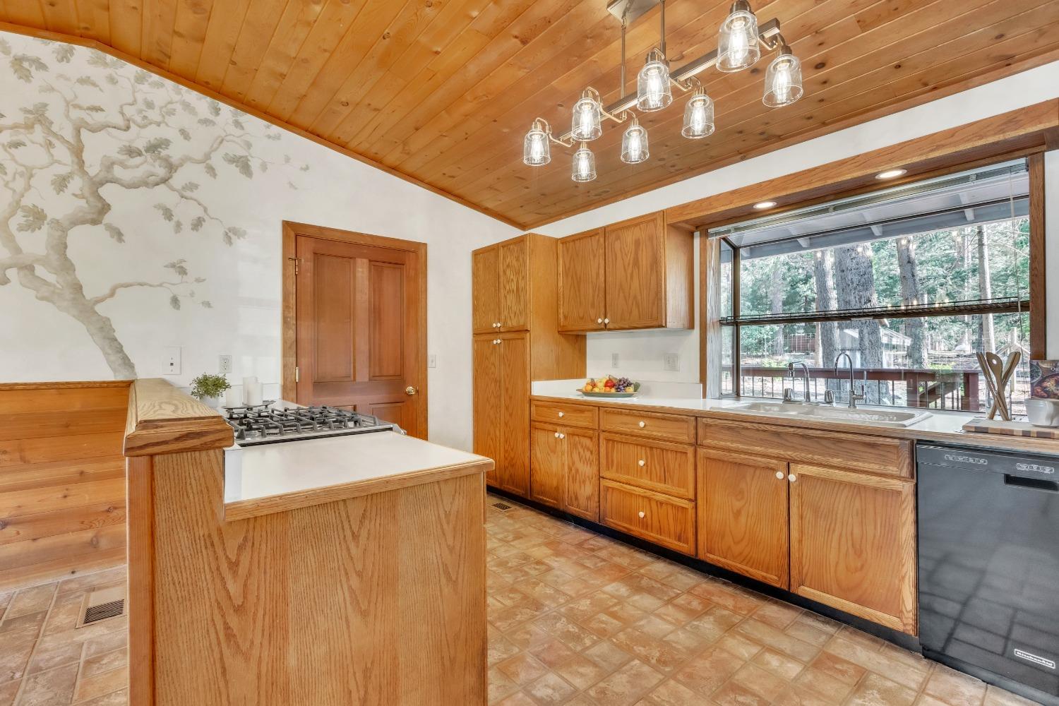 Detail Gallery Image 10 of 40 For 5784 Cold Springs Dr, Foresthill,  CA 95631 - 2 Beds | 2 Baths