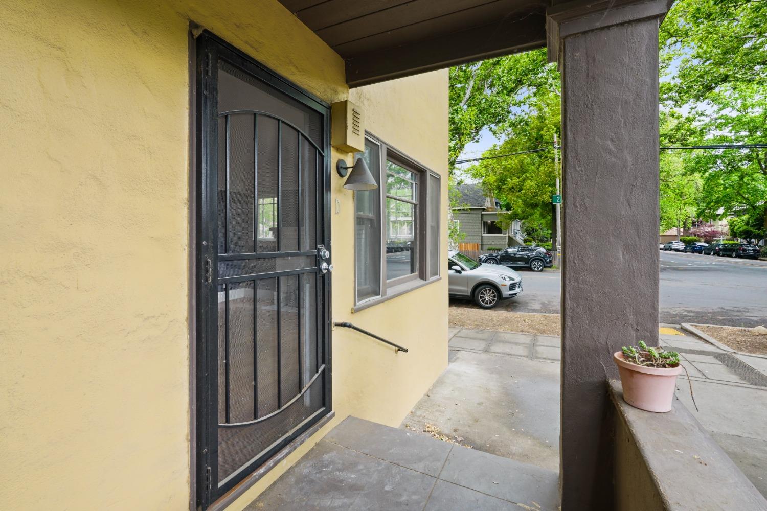Detail Gallery Image 9 of 33 For 2400 F Street St, Sacramento,  CA 95816 - – Beds | – Baths