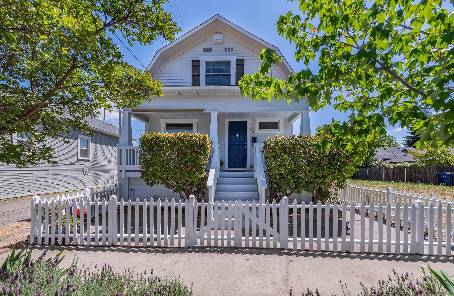 Detail Gallery Image 1 of 13 For 2425 32nd St, Sacramento,  CA 95817 - 2 Beds | 1/1 Baths