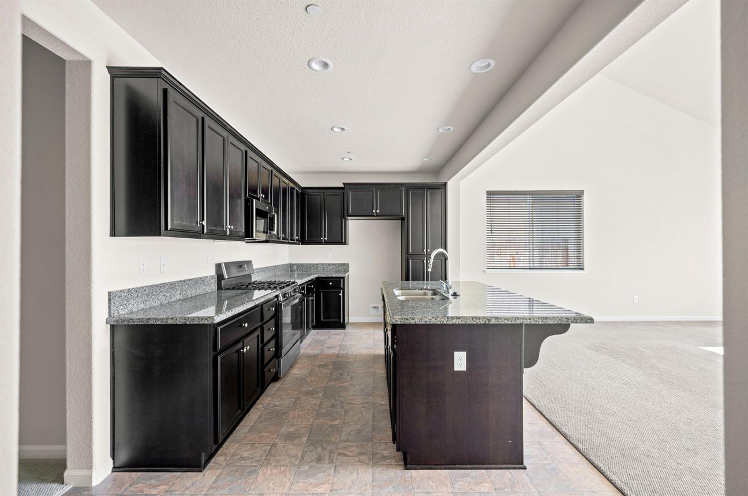 Detail Gallery Image 4 of 31 For 2101 Melody Ln, Modesto,  CA 95355 - 6 Beds | 4 Baths