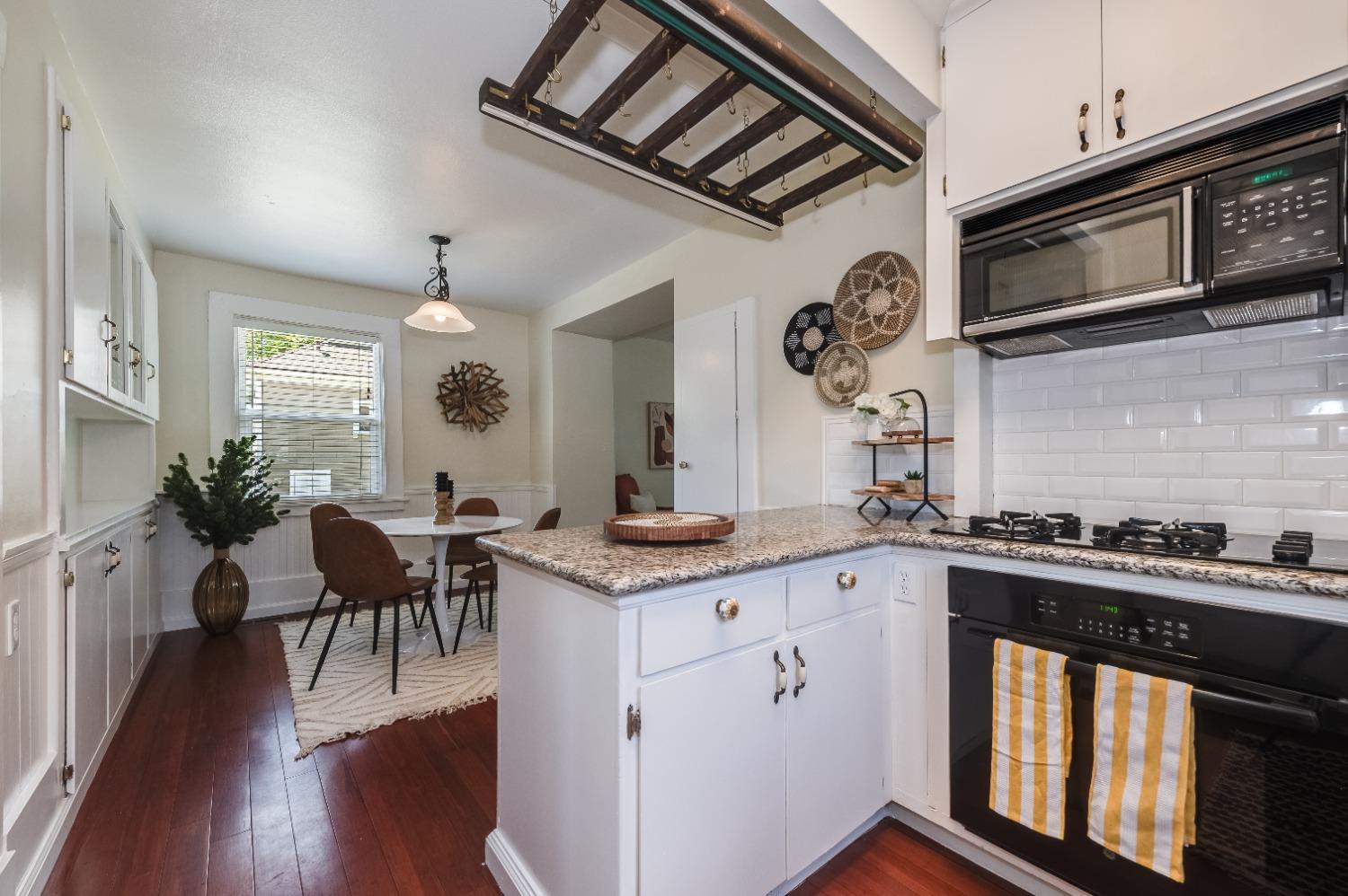 Detail Gallery Image 7 of 13 For 2425 32nd St, Sacramento,  CA 95817 - 2 Beds | 1/1 Baths