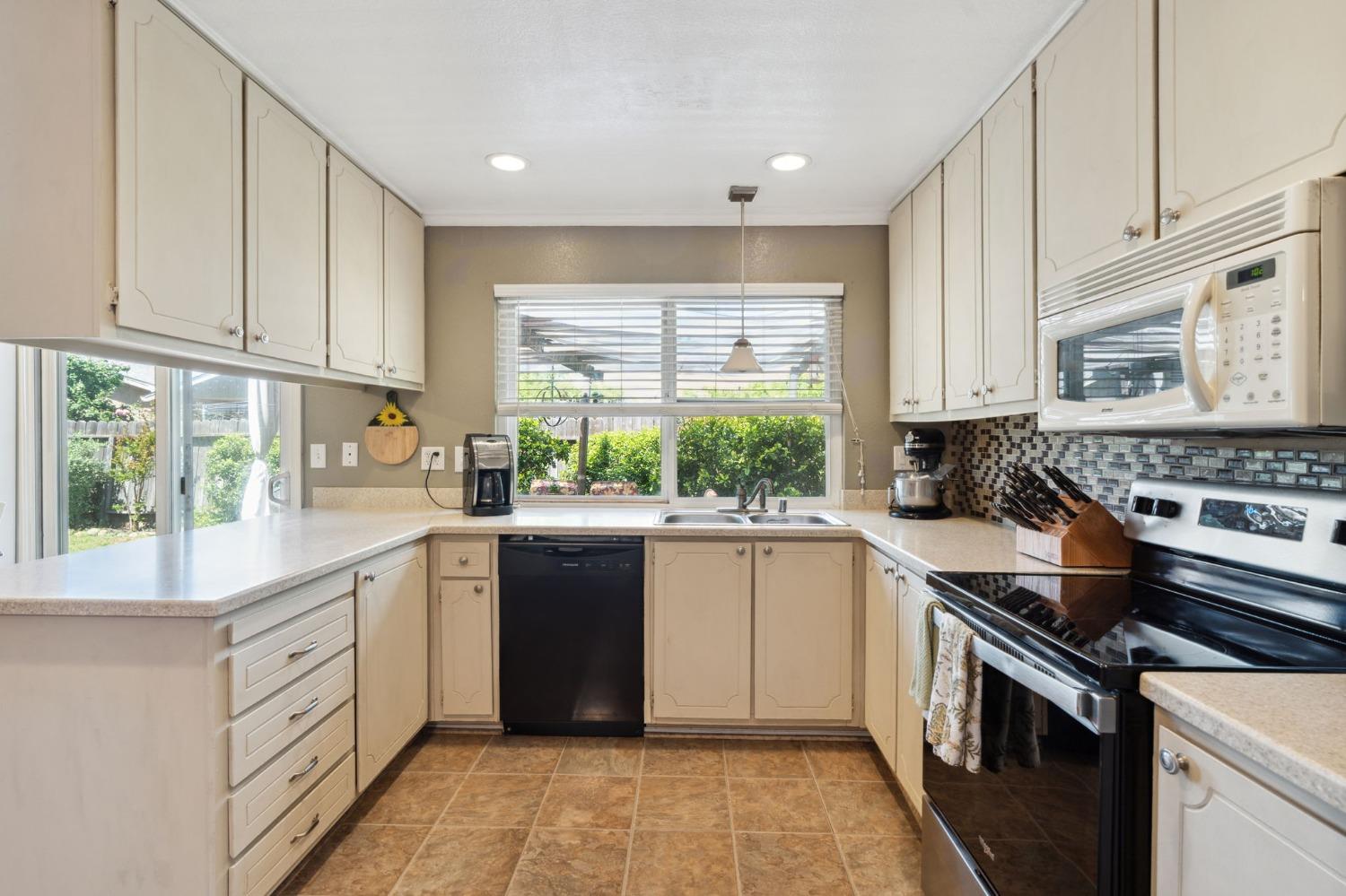 Detail Gallery Image 9 of 30 For 10197 Rockingham, Sacramento,  CA 95827 - 3 Beds | 2 Baths