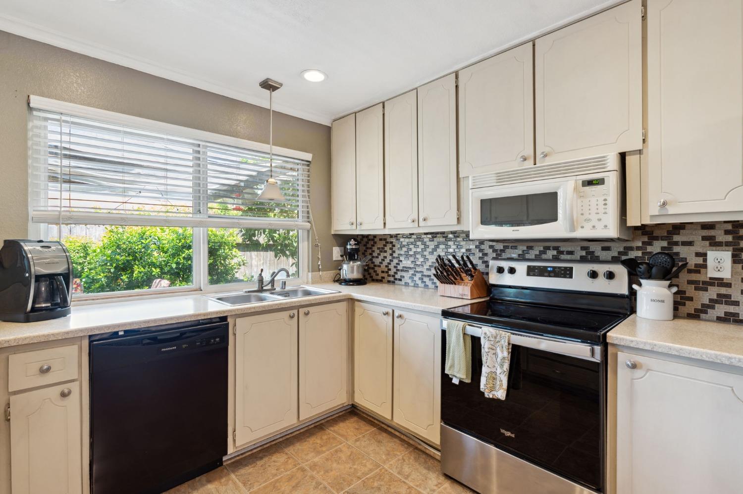 Detail Gallery Image 8 of 30 For 10197 Rockingham, Sacramento,  CA 95827 - 3 Beds | 2 Baths