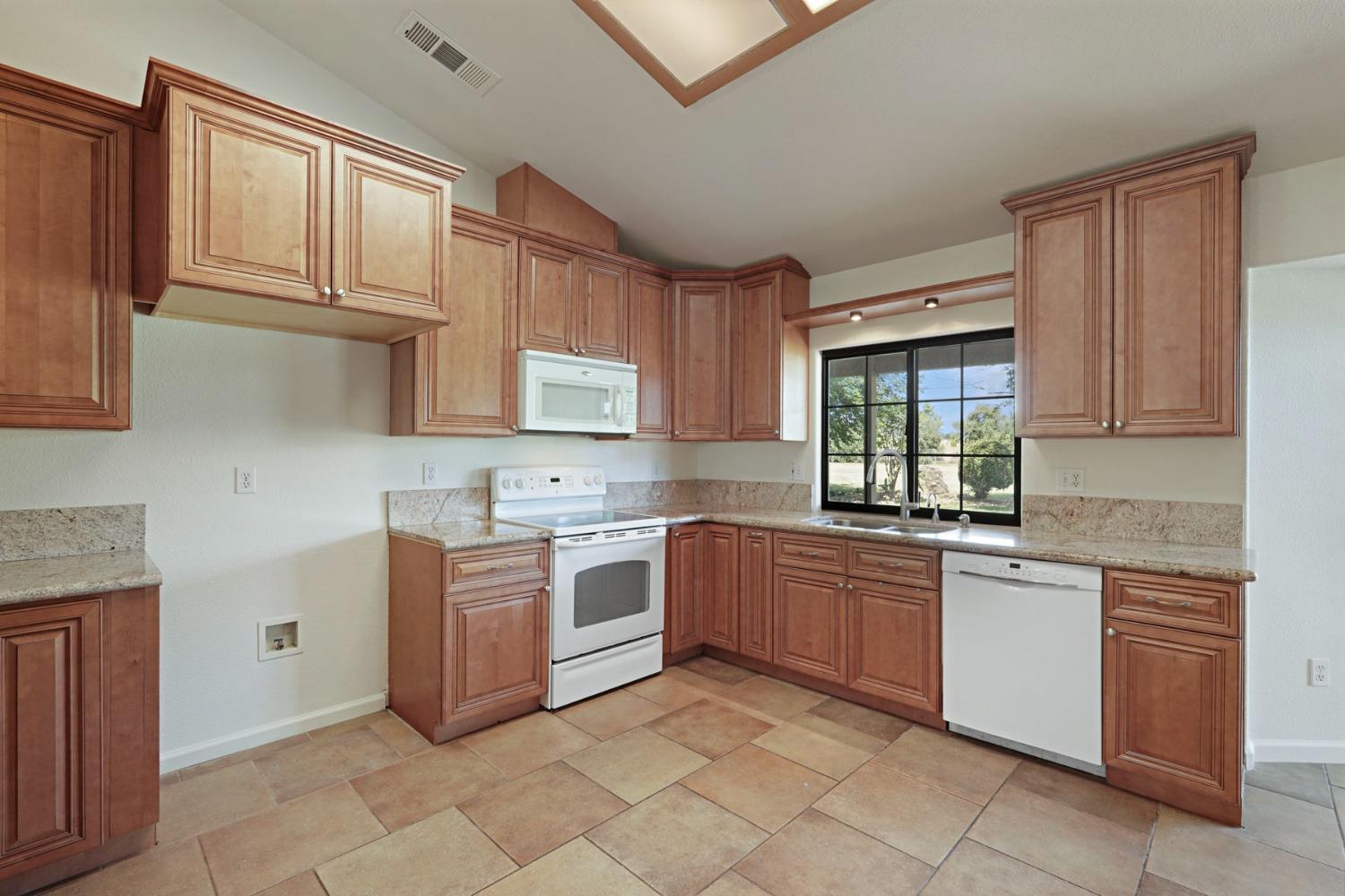 Detail Gallery Image 14 of 54 For 25292 White Fence Ct, Acampo,  CA 95220 - 4 Beds | 2 Baths